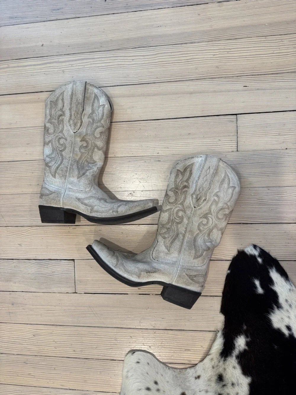 Ariat White Embroidered Western Cowboy Boots
